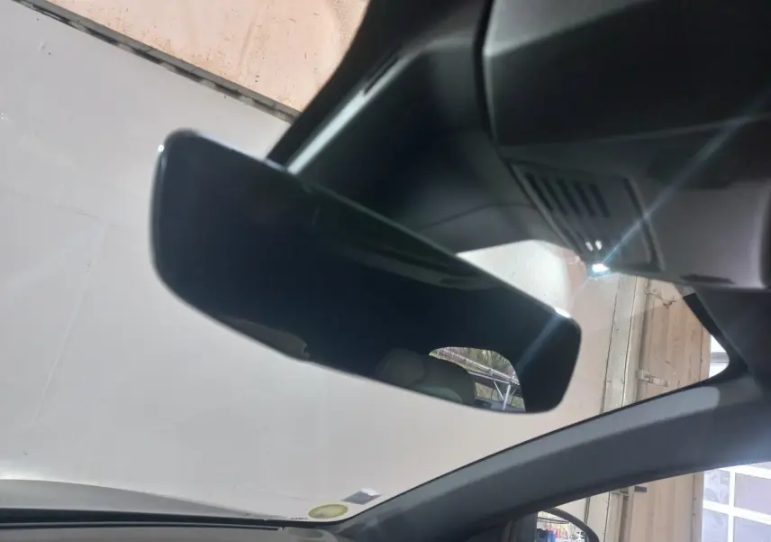 Vue intérieure centrée sur le rétroviseur intérieur du DS7 Crossback 2021, avec partie du pare-brise et montant gris foncé visibles.