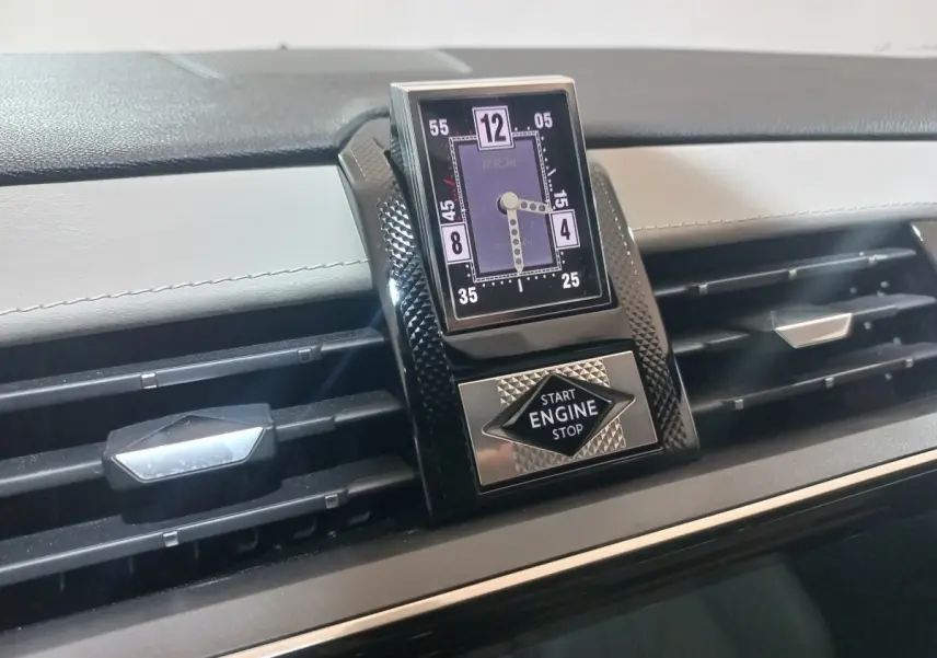 Gros plan sur l'horloge digitale et le bouton start/stop noir dans l'habitacle gris clair du DS7 Crossback 2021.