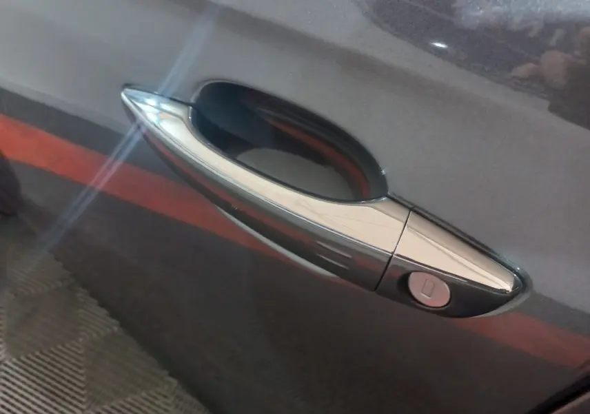 Poignée de porte chromée sur la portière gris foncé côté droit du DS7 Crossback BlueHDi 130 Automatique RIVOLI 2021.