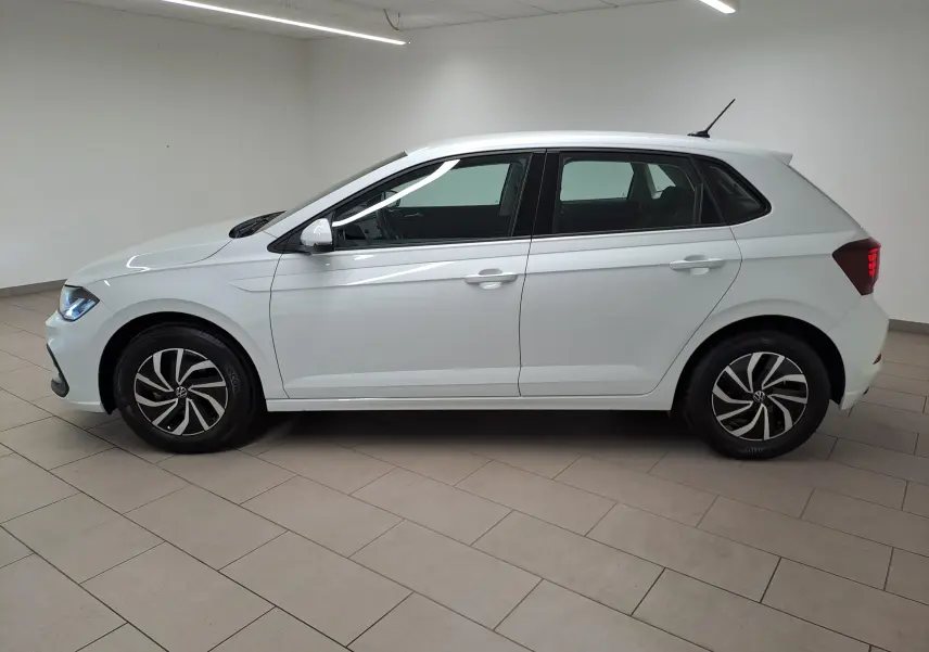 Volkswagen Polo 2024 blanc pur vue de profil côté gauche, avec jantes alliage et feux arrière LED allumés.