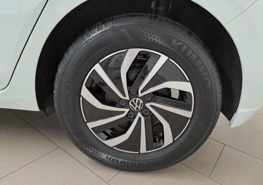 Gros plan sur la roue avant droite de la Volkswagen Polo blanc pur 2024 avec jante alliage noire et argentée distinctive.