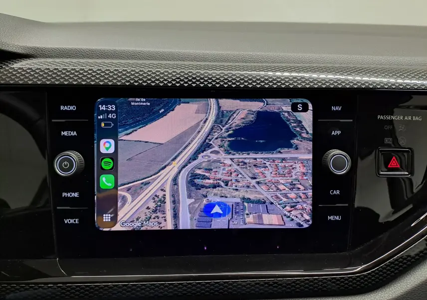 Écran tactile central de la Volkswagen Polo 2024 blanc pur affichant la navigation GPS avec interface connectée.