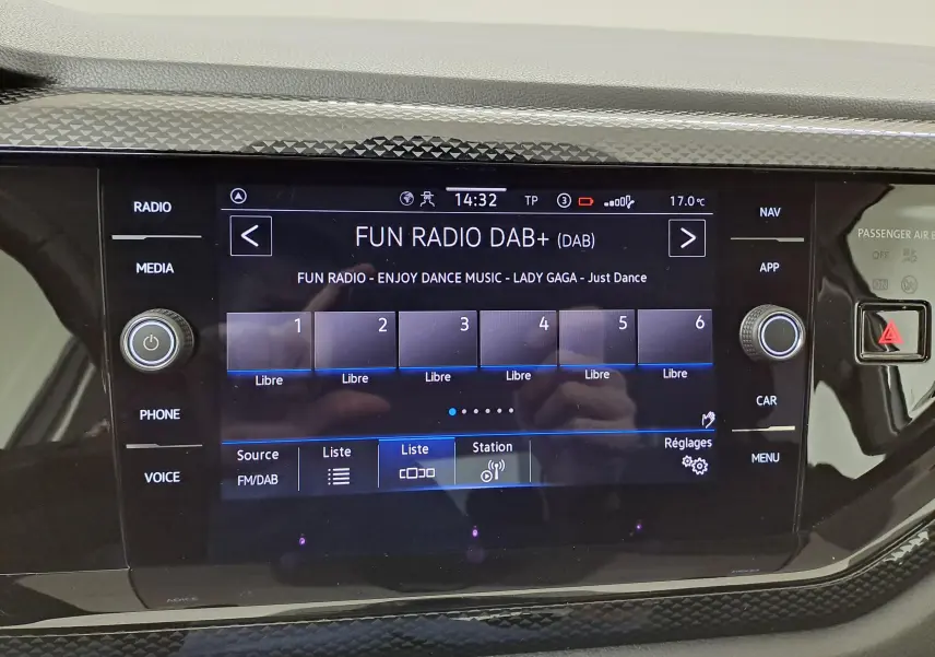 Écran tactile central de la Volkswagen Polo 2024 affichant la radio DAB+ avec commandes autour et finition noire brillante.