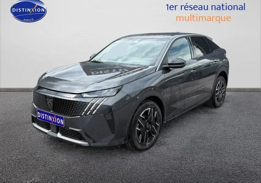 Peugeot 3008 gris titane en 3/4 avant droit, avec calandre noire et jantes alliage distinctives.
