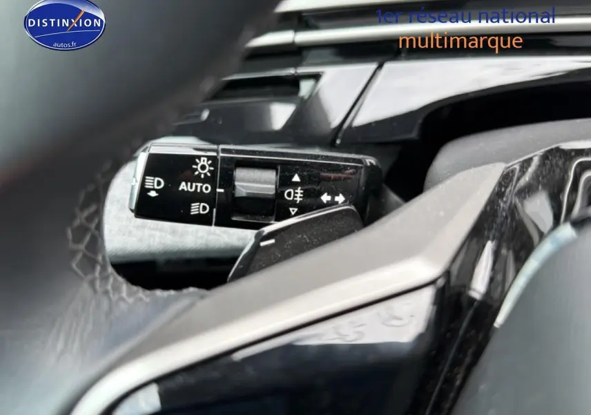 Gros plan sur la commande des phares automatiques et clignotants du Peugeot 3008 hybride, vue côté conducteur.
