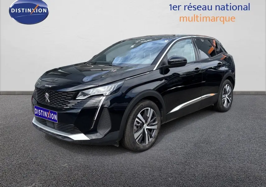 Peugeot 3008 Hybrid noir métal en 3/4 avant droit, avec jantes alliage et calandre distinctive.