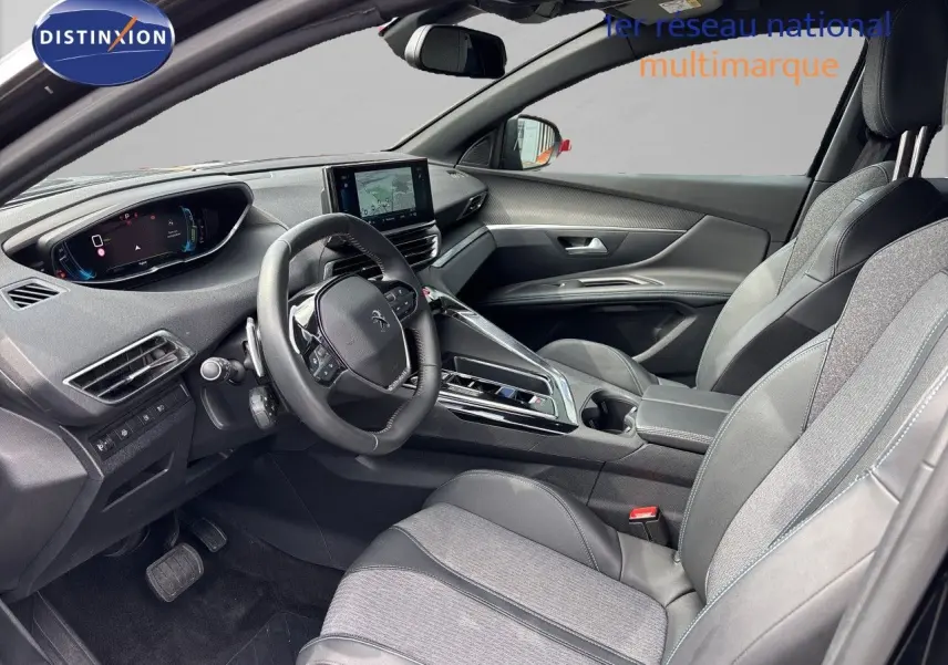 Intérieur avant du Peugeot 3008 Hybrid 180ch noir métal 2024, avec tableau de bord numérique et sièges tissu-cuir gris.
