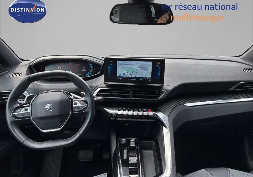 Intérieur noir du Peugeot 3008 Hybrid 180ch 2024, vue frontale du tableau de bord avec écran tactile et volant compact.