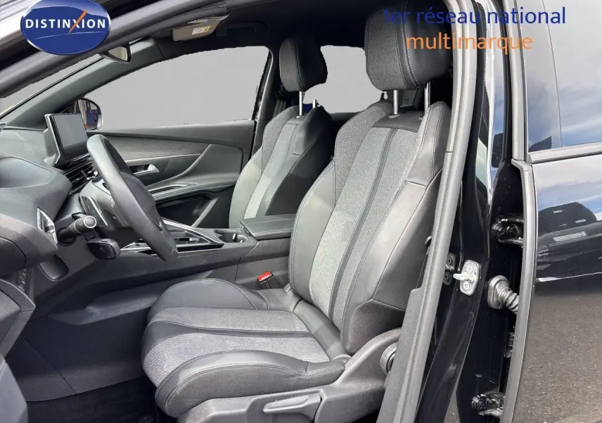 Vue intérieure côté conducteur du Peugeot 3008 Hybrid 180ch noir métal, sièges tissu et cuir avec surpiqûres contrastées.