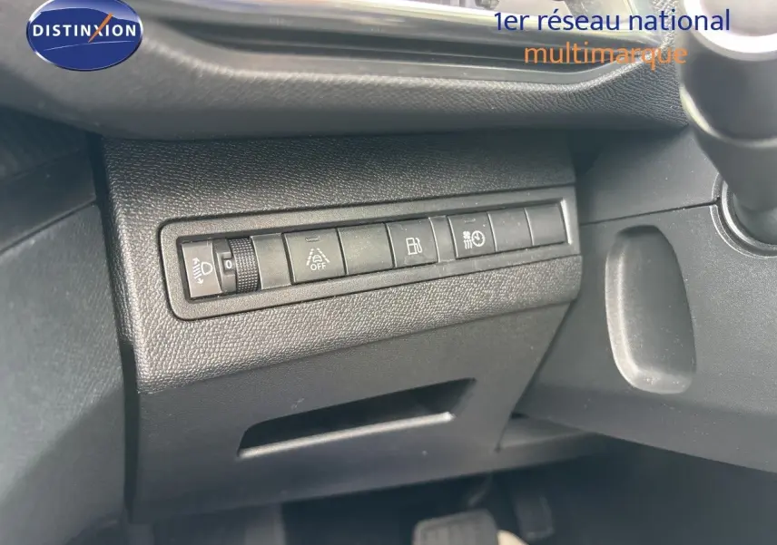 Gros plan sur les commandes latérales noires du tableau de bord du Peugeot 3008 Hybrid 2024, côté gauche du conducteur.