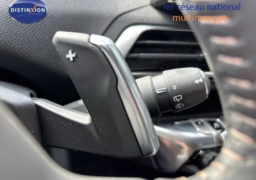 Gros plan sur la palette de changement de vitesse droite du Peugeot 3008 noir métal, intérieur avec commandes au volant.