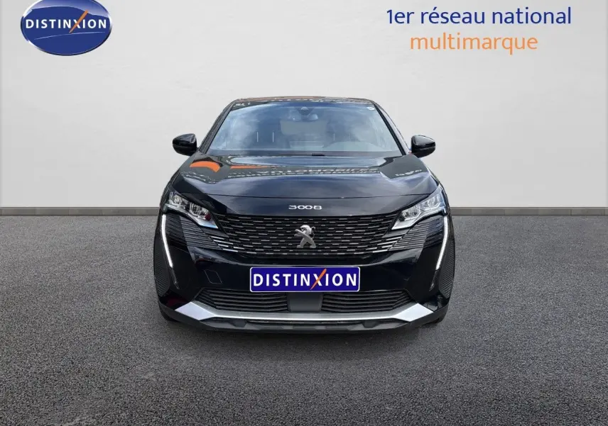 Vue avant du Peugeot 3008 Hybrid 180ch noir métal, mettant en valeur sa calandre distinctive et ses feux LED fins.