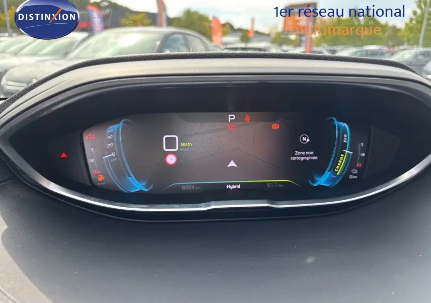 Vue rapprochée du tableau de bord numérique du Peugeot 3008 Hybrid 180ch, affichage hybride et autonomie visible.