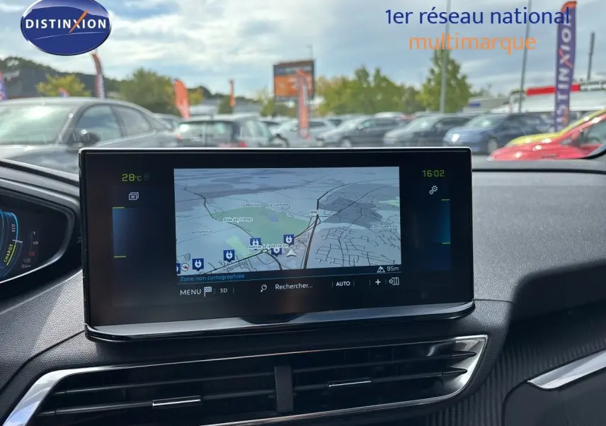 Vue intérieure du tableau de bord du Peugeot 3008 Hybrid 180ch Allure 2024 noir métal, avec écran tactile de navigation.