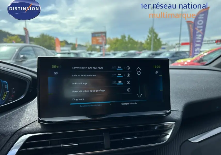 Écran tactile central du Peugeot 3008 Hybrid noir métal 2024 affichant les réglages d’aide à la conduite.