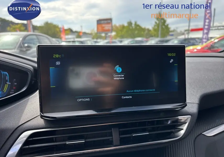 Écran tactile central du tableau de bord du Peugeot 3008 noir métal 2024, affichant la connexion Bluetooth.