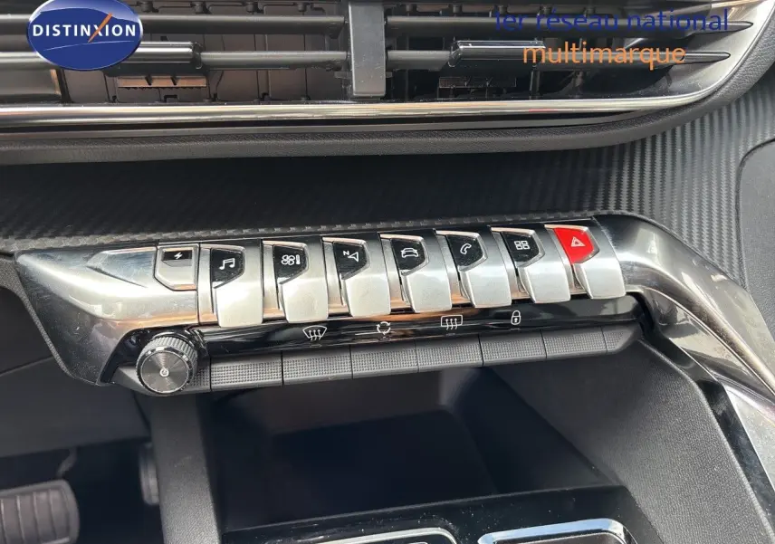Détail de la console centrale du Peugeot 3008 HYBRID 180CH BVA8 Allure 2024, boutons argentés et finition noire.