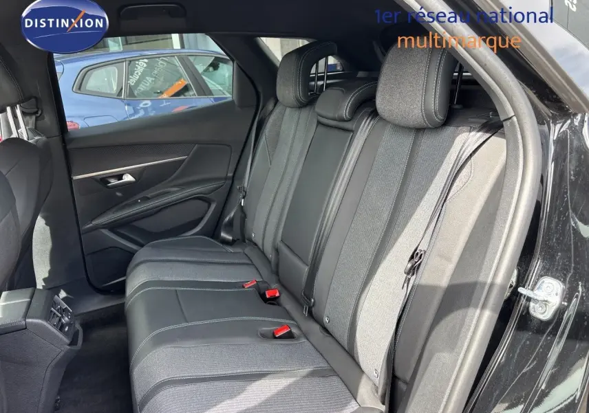 Vue intérieure côté droit montrant la banquette arrière en tissu et cuir gris du Peugeot 3008 Hybrid 2024 noir métal.