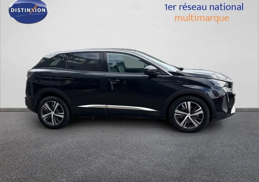 Profil droit du Peugeot 3008 HYBRID 180CH BVA8 Allure noir métal, soulignant ses jantes alliage et sa silhouette dynamique.