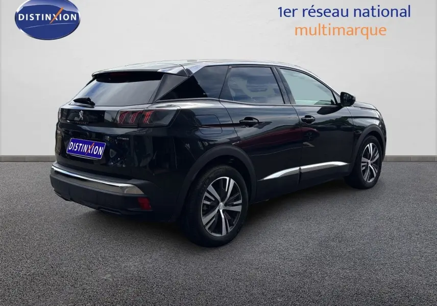 Peugeot 3008 Hybrid 180ch noir métal, vue 3/4 arrière droit, avec jantes alliage et vitres teintées.