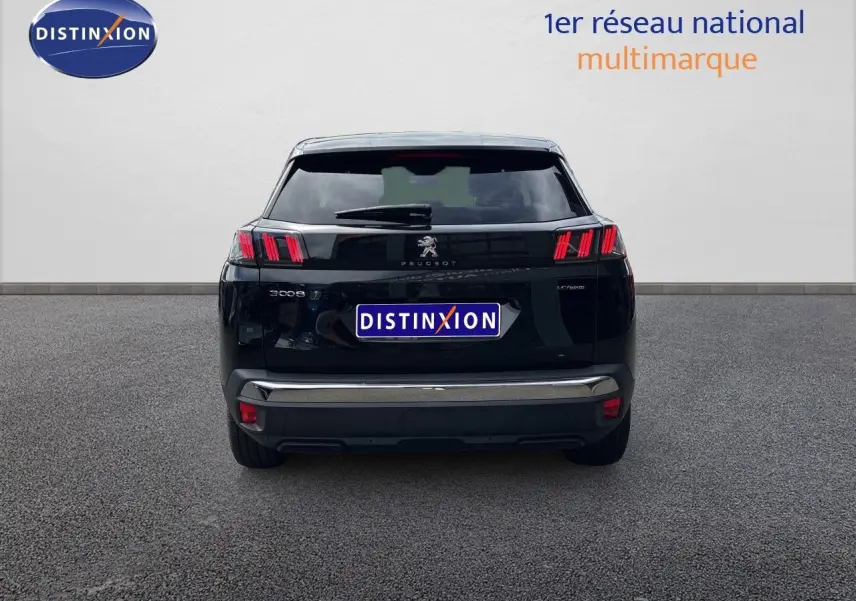 Vue arrière d’un Peugeot 3008 HYBRID noir métal 2024 avec feux arrière distinctifs et logo central visible.
