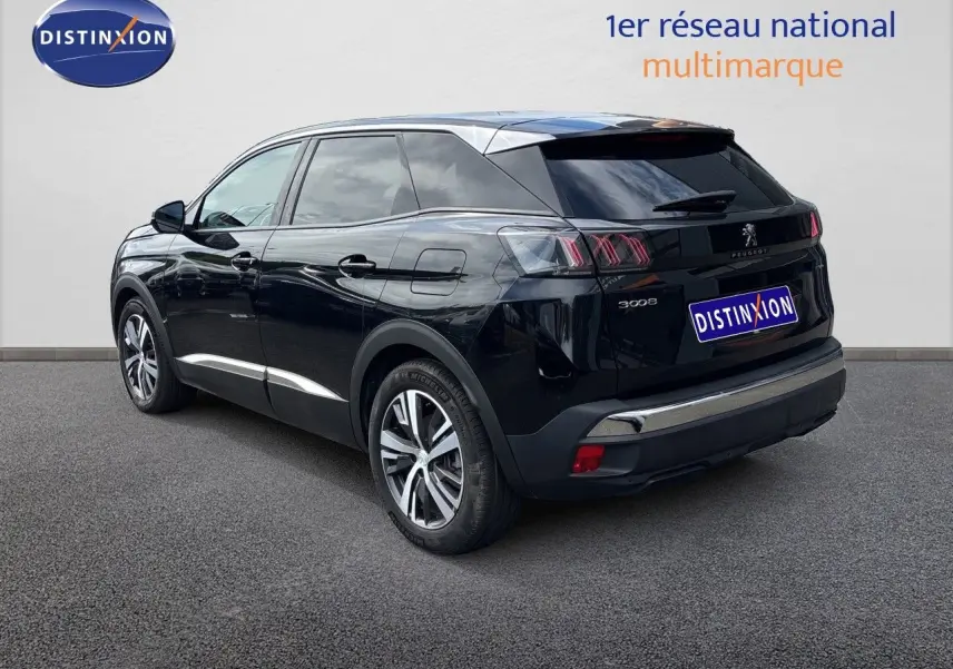 Peugeot 3008 Hybrid 180ch noir métal en 3/4 arrière droit, avec jantes alliage et feux arrière LED distinctifs.