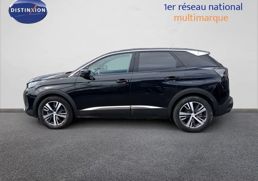 Profil côté gauche du Peugeot 3008 Hybrid 180ch noir métal 2024 avec jantes alliage et vitres teintées.