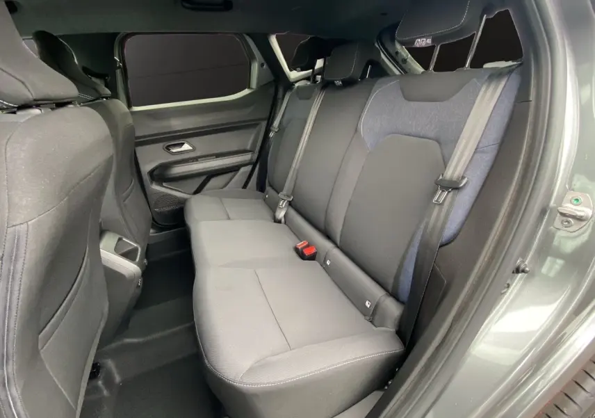 Vue intérieure côté droit sur la banquette arrière noire et bleu du Dacia Duster Gris Schiste 2025 hybride.