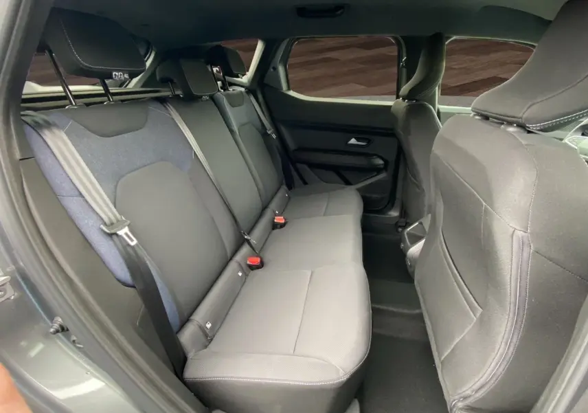 Banquette arrière en tissu noir et bleu vue côté gauche dans un Dacia Duster gris schiste 2025 hybride.