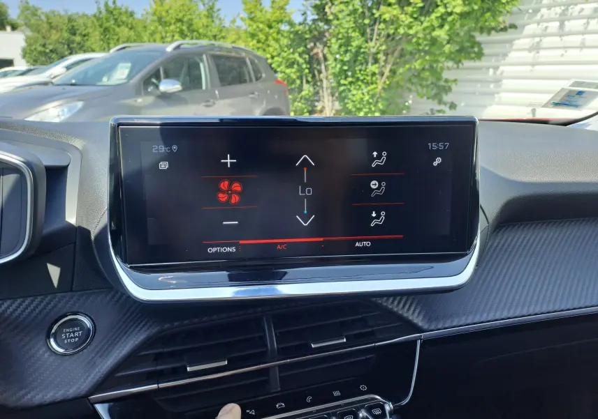 Écran tactile central de la Peugeot 2008 2021 montrant les réglages de climatisation intérieure.