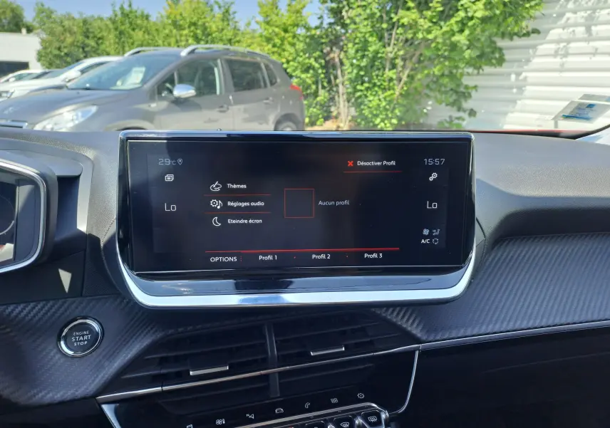 Vue rapprochée de l'écran tactile central et tableau de bord noir du Peugeot 2008 rouge, avec bouton start/stop visible.