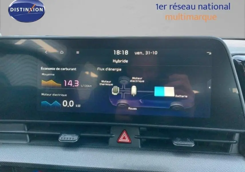 Écran multimédia affichant la consommation et le flux d'énergie hybride du Kia Sportage gris Sirius Metal, vue intérieure.