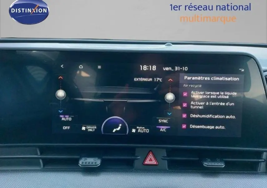 Écran tactile central du Kia Sportage 2024 affichant les paramètres de climatisation et la température extérieure à 17°C.