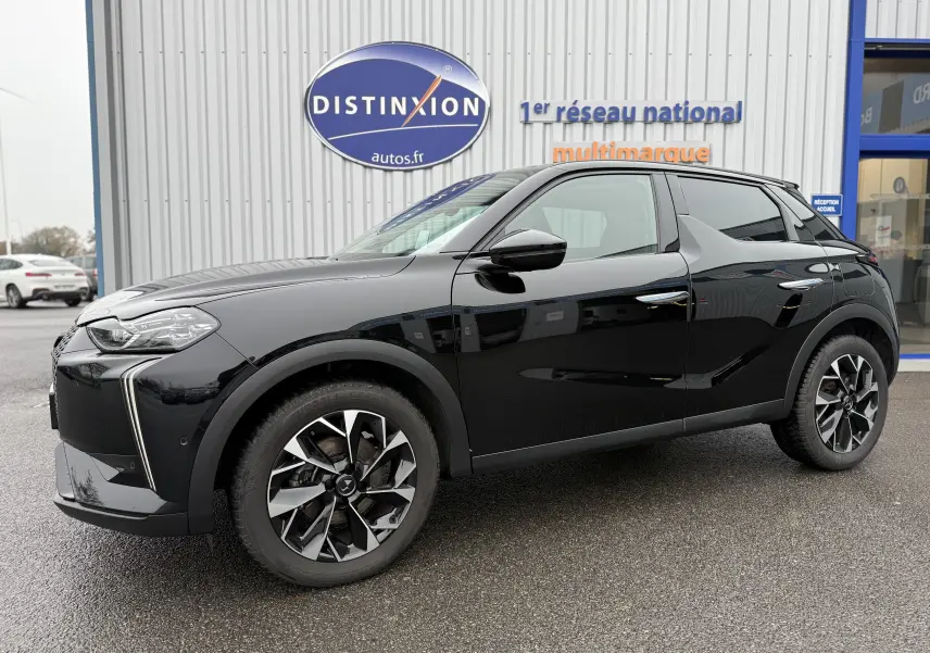 DS3 BlueHDi 130 EAT8 noir Perla Nera vue de profil côté gauche, avec jantes bi-ton distinctives et lignes modernes.