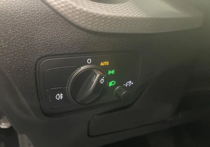 Gros plan sur la commande d’éclairage intérieur noir de l’Audi Q2 1.5 TFSI S line 2023.