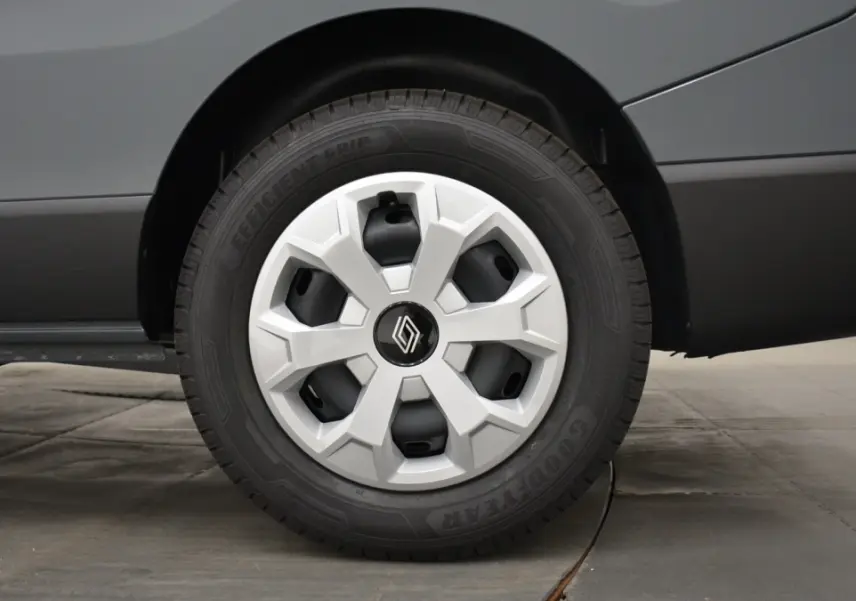 Gros plan sur la roue avant droite grise du Renault Trafic Fourgon 2025 avec jante et logo Renault central.