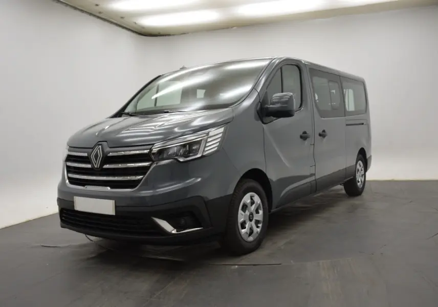 Renault Trafic Fourgon gris clair vu en 3/4 avant droit dans un studio avec calandre chromée et phares LED.