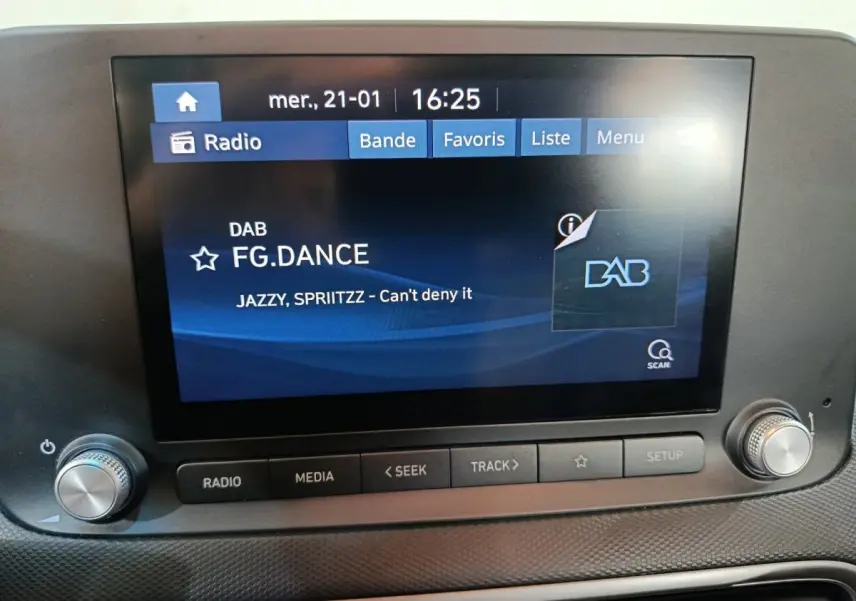 Écran tactile central de la Hyundai Kona électrique 2022 affichant la radio DAB FG.DANCE en intérieur.