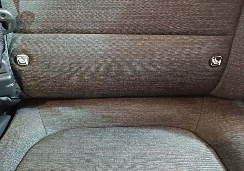 Détail de la banquette arrière grise du Hyundai Kona électrique 2022 avec fixation Isofix visible des deux côtés.