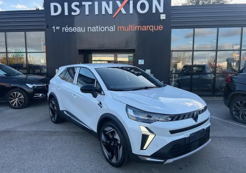 Renault Symbioz blanc nacré vue 3/4 avant droit, calandre 3D et jantes alliage noires distinctives.