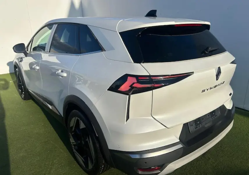 Vue 3/4 arrière droite du Renault SYMBIOZ blanc nacré avec feux arrière LED et jantes alliage noires.