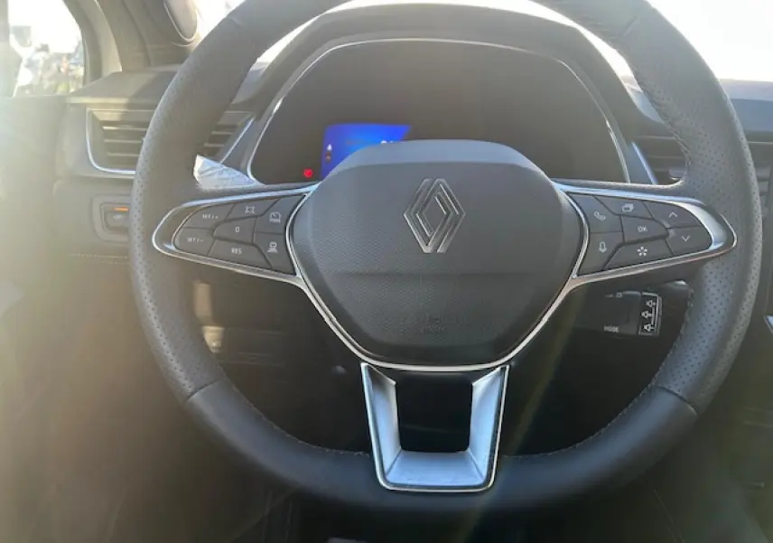 Vue rapprochée du volant noir perforé avec logo Renault au centre du Renault Symbioz 2025.