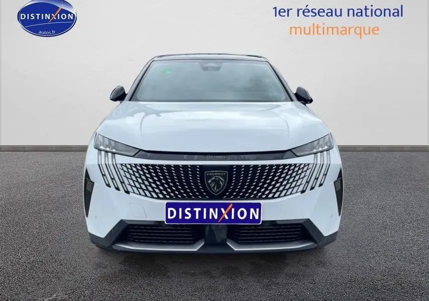 Peugeot 3008 blanc vue de face, calandre noire à motif dynamique et phares LED fins intégrés.