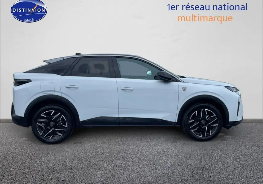 Profil côté gauche du Peugeot 3008 blanc 2025 avec jantes noires et toit noir contrastant.