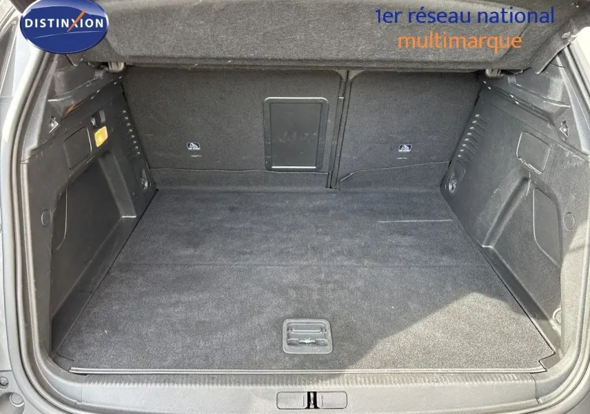 Coffre ouvert en vue arrière d’un Peugeot 3008 gris platinium, montrant un espace de chargement propre et spacieux.