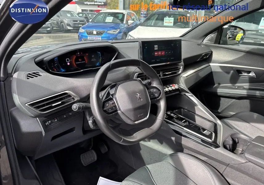 Vue intérieure côté conducteur du Peugeot 3008 Hybrid 180ch 2024, avec tableau de bord numérique et écran central tactile.
