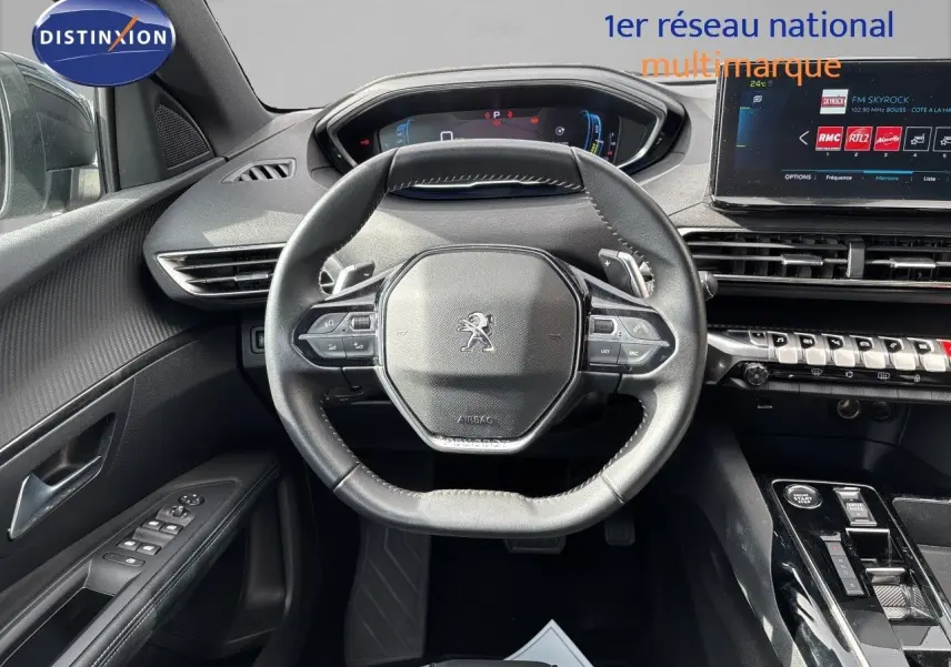Vue intérieure centrée sur le volant cuir multifonction du Peugeot 3008 gris platinium, avec tableau de bord numérique et écran tactile.