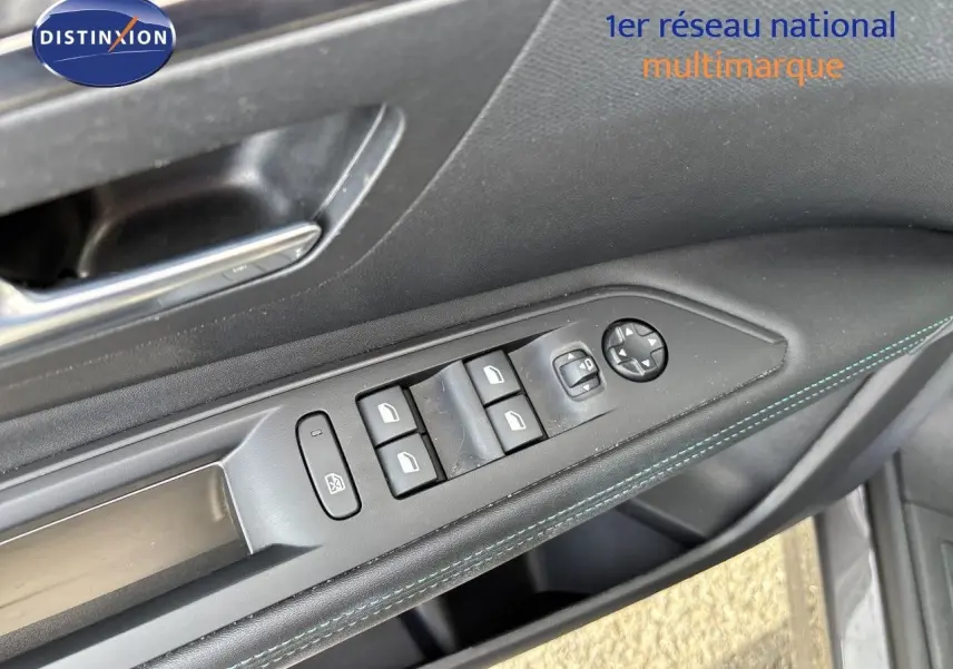 Gros plan sur la commande des vitres et rétroviseurs côté conducteur du Peugeot 3008 gris platinium 2024.