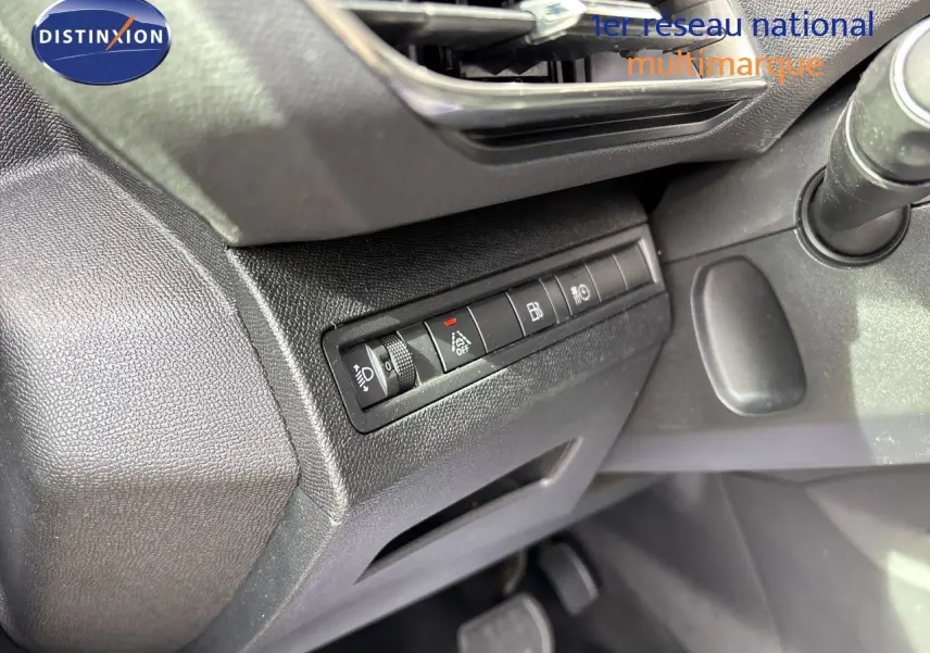 Détail intérieur du tableau de bord côté gauche du Peugeot 3008 Hybrid 180ch gris platinium, avec commandes d’éclairage.
