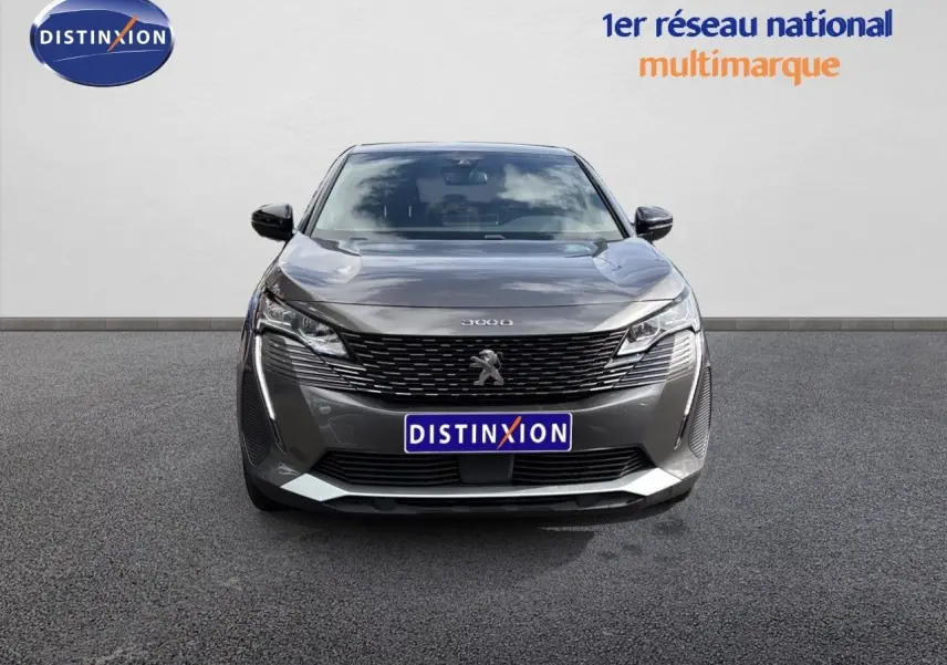 Vue frontale d'un Peugeot 3008 Hybrid gris platinium métal, mettant en valeur sa calandre et ses phares LED distinctifs.
